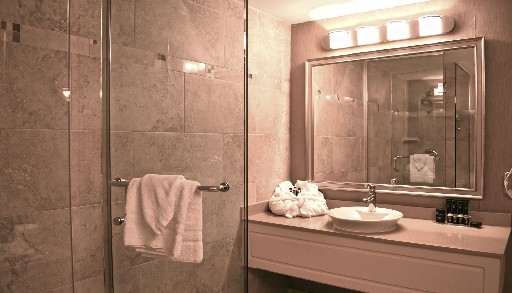 Hamilton Plaza Hotel And Conference Centre Εξωτερικό φωτογραφία